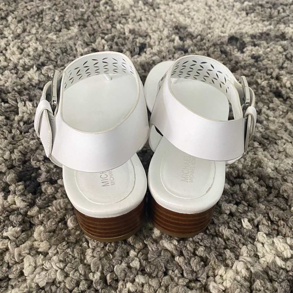 โ๐ฆ๐ข๐๐โ Michael Kors White Leather Heel Thong Sandals Excellent Size 8M - Picture 3 of 5